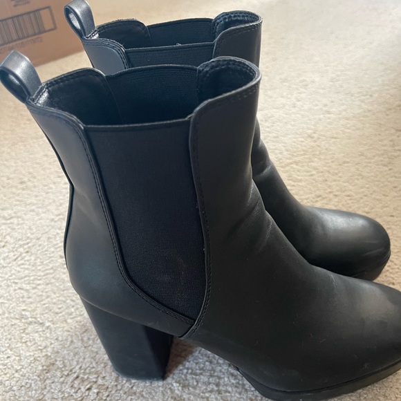 Black high heels boots - Picture 1 of 3